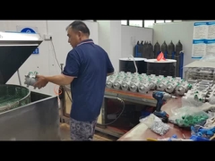 Δοκιμή διαρροής στο συμπυκνωτή κλιματισμού αυτοκινήτων επαγγελματικού εξοπλισμού μηχανών